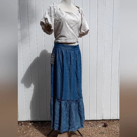 SOLD! NWT Adorable 😍 Prairiecore Maxi Skirt Denim Colored Two Toned Tiered. - Picture 5 of 15